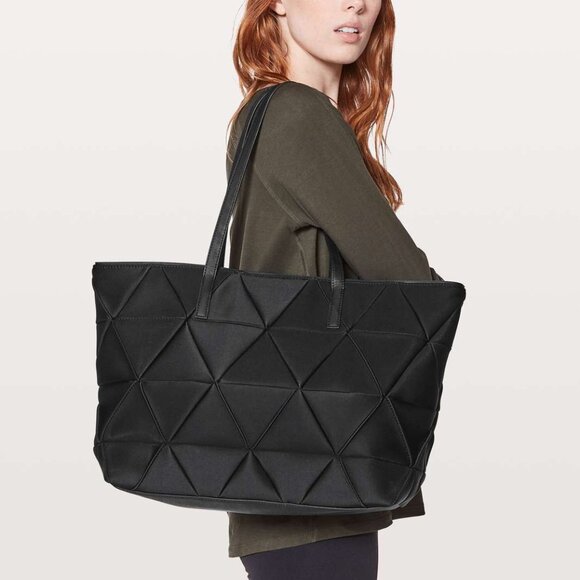 lululemon athletica Handbags - EUC Lululemon For The Fun of it Tote, 13 L, Black